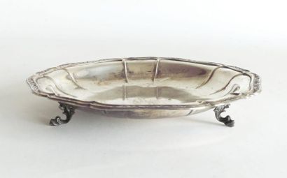 *COUPE en argent à bord contours à rameaux...