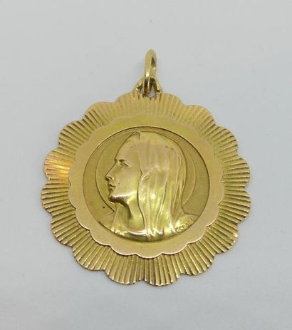 Belle MEDAILLE en or jaune, le bord polylobé,...