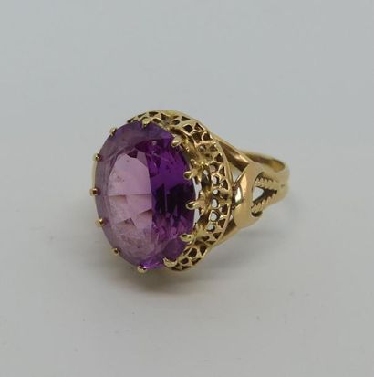 BAGUE en or jaune ajouré et guilloché, serte...