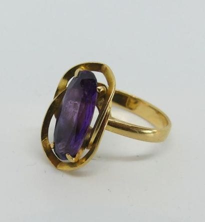 BAGUE en or jaune sertie d'un améthyste ovale...