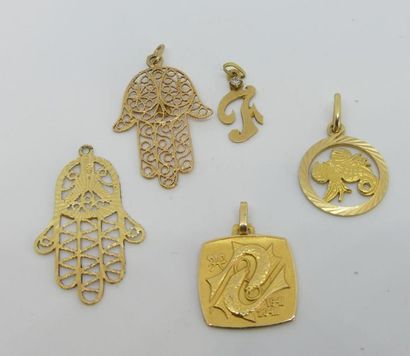 LOT de PENDENTIFS en or jaune dont Main de...