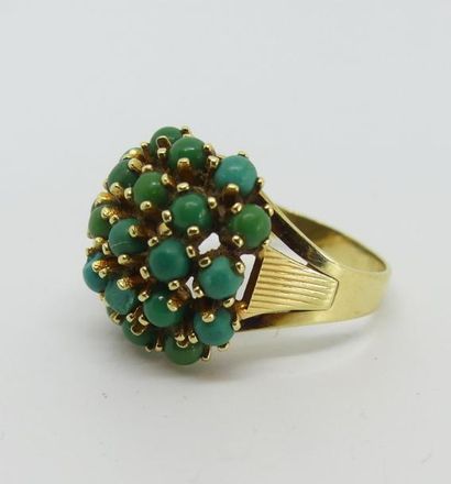 BAGUE en alliage d'or, le chaton serti de...