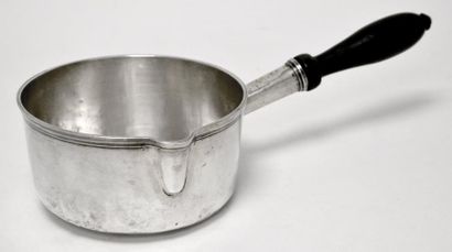 CASSEROLE en argent et ébène, de forme ronde...