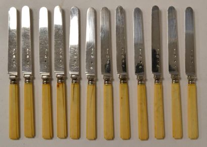 TOURON. Suite de douze COUTEAUX A FRUITS,...