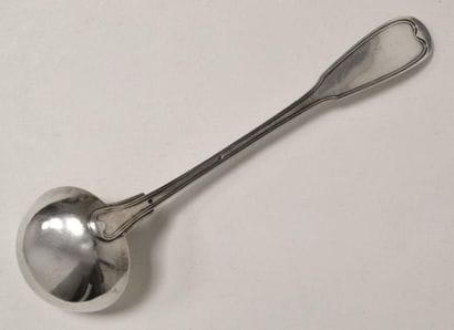 LOUCHE en argent, modèle filets. Poinçon...