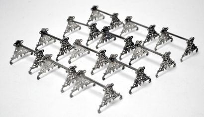 Douze PORTE-COUTEAUX en argent, à décor Rocaille,...