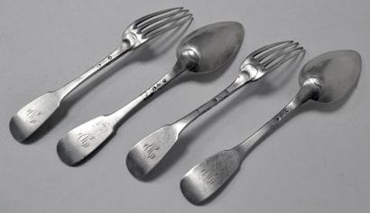 Paire de COUVERTS en argent modèle uni-plat,chiffrés...