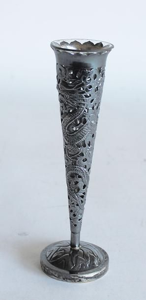 VASE soliflore en argent à décor repercé...