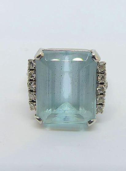 BAGUE en or gris, ornée d'une aigue marine...
