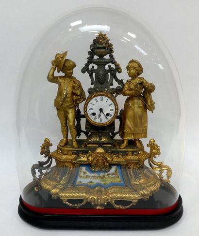 PENDULE en régule doré et à patine brune,...