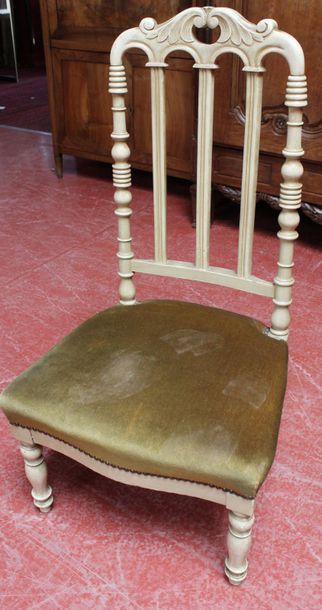 CHAISE en bois tourné, laqué blanc, la garniture...
