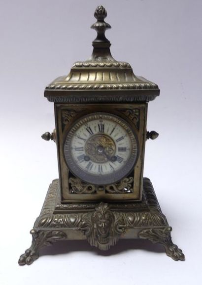 PENDULE borne en bronze doré fin XIXème....