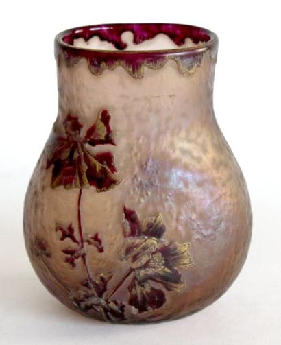 MONTJOIE (Attribué à). VASE en verre givré...