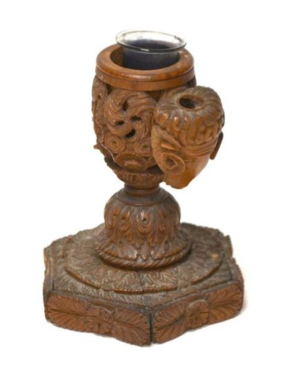 ENCRIER en coroso sculpté d'une tête de bélier...