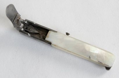 TAILLE-PLUME modèle de GAVET en nacre et...