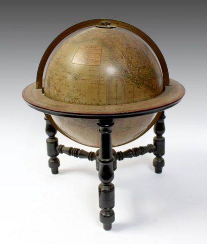 GLOBE TERRESTRE en carton gravé, le socle...