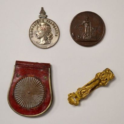 Lot comprenant un PORTE-MONNAIE en cuir rouge...