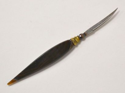 TAILLE-PLUMES en agate taillée et fer, X...