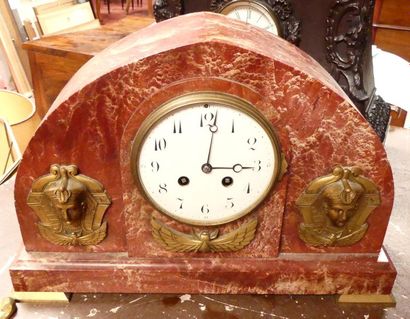 PENDULE en marbre rouge, bronze à l'égyptienne....