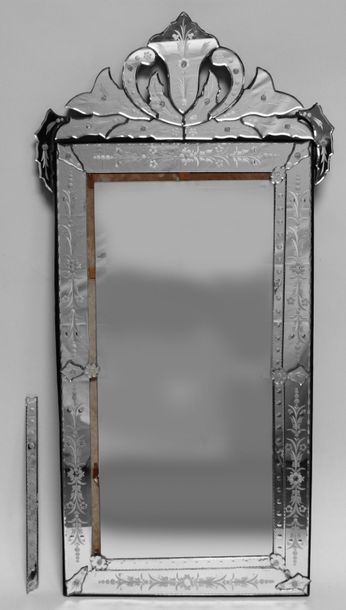 Importante GLACE de Venise en verre gravé...