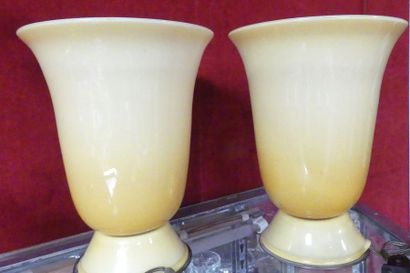 PAIRE DE LAMPES en verre opalin jaune