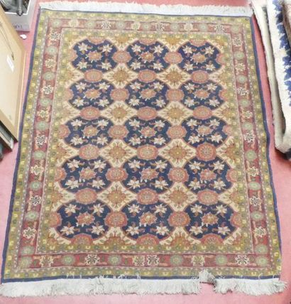Un TAPIS à décor floral bleu et sable sur...