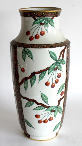 LIMOGES. Important VASE en porcelaine émaillée...