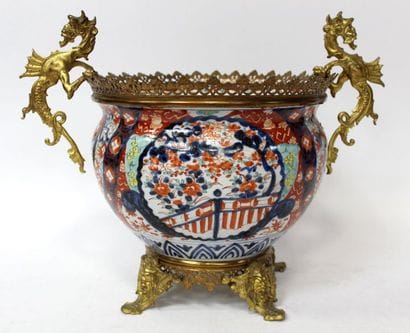 Importante COUPE en porcelaine de type Imari,...