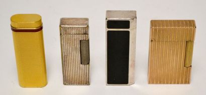Lot de quatre BRIQUETS, un CARTIER en métal...
