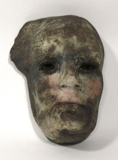 MASQUE d'homme. Terre cuite signée AMRRE....