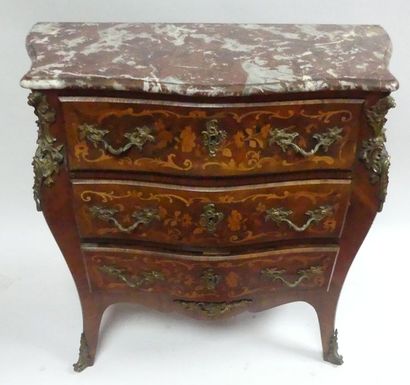 Petite COMMODE tombeau ouvrant par trois...