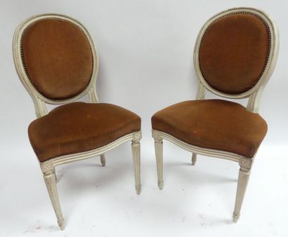 Suite de dix chaises en bois laqué blanc,...