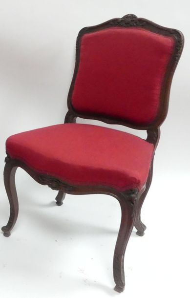 Paire de CHAISES en bois naturel mouluré...