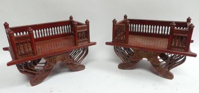 Une paire de sièges orientaux en bois relaqué...