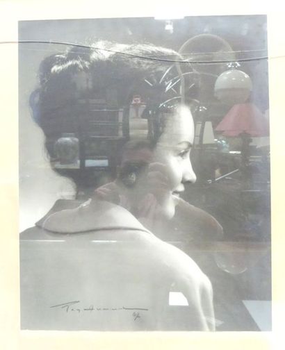 Portrait de jeune femme. Photographie signée...