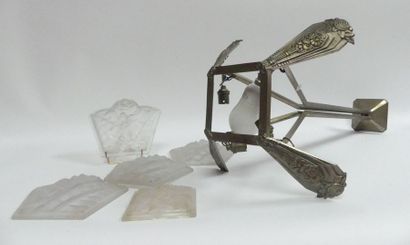 DEGUE. Lustre en métal et plaques de verre...