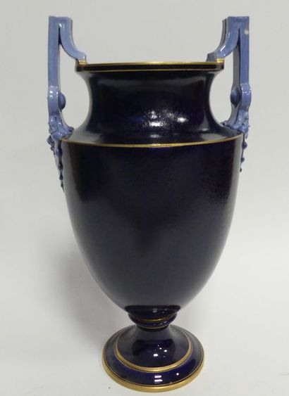 Important vase en porcelaine bleu nuit et...