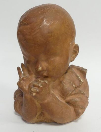 Sujet en terre cuite figurant un bébé sucant...