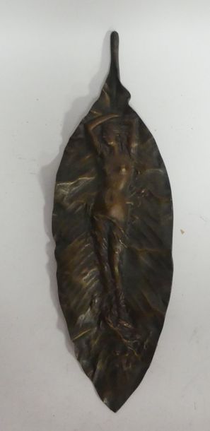 DELPERIER. Bas-relief en bronze figurant...