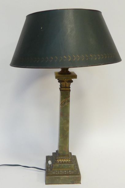 Pied de lampe en onyx vert.