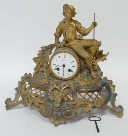 PENDULE en bronze et régule, le cadran surmonté...