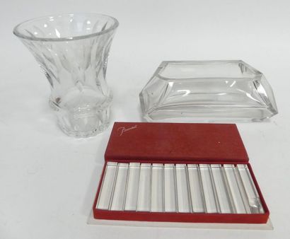 BACCARAT. Vase en cristal, une jardinière...