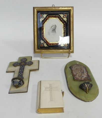 Deux BENITIERS dont un en cloisonné, un missel...