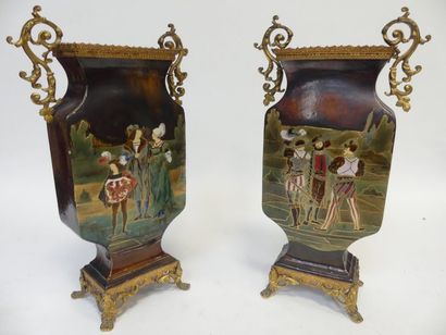 Paire de vase en faïence émaillée à décor...