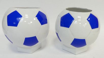 J. H. JOUE. Paire de vase ballons de foo...
