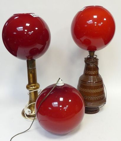 Une LAMPE en verre bullé doré globe rouge,...