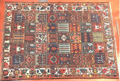 Grand tapis à caissons polychrome . 312 x...