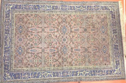 Un TAPIS à décor floral sur fond rose. 300...