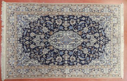 TAPIS Ghoum à décor de rosaces bleues sur...