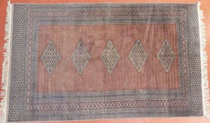 TAPIS Pakistanais à décor de losanges floraux...